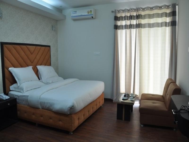 Hotel The Royal Court Nainital Esterno foto