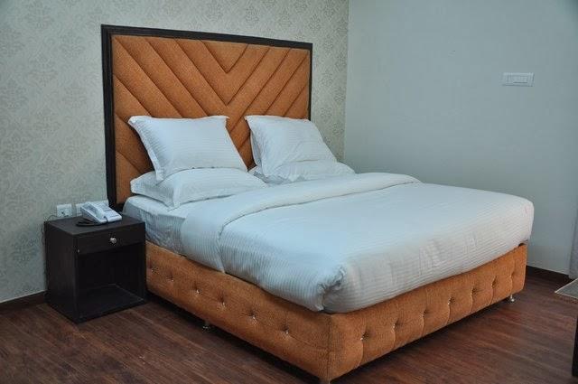 Hotel The Royal Court Nainital Esterno foto